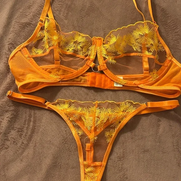 Unndr lingerie set - Picture 3 of 4